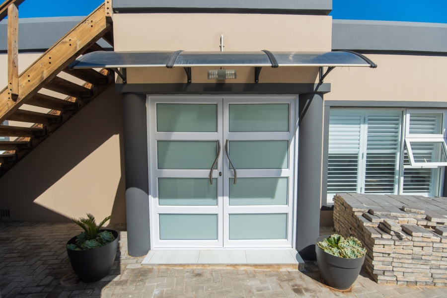 6 Bedroom Property for Sale in Beachview Eastern Cape